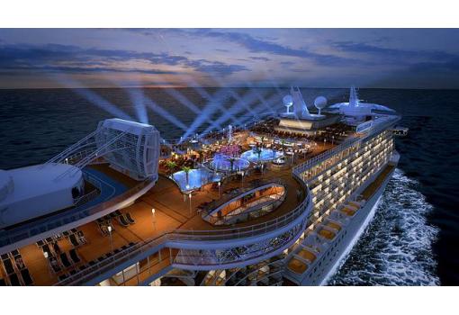Vista del Royal Princess navegando al caer la noche